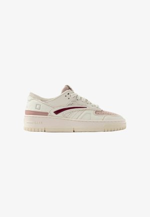 Sneaker bassa bianca e rosa con striscia bordeaux, punta traforata, suola spessa e chiusura con lacci su sfondo bianco.