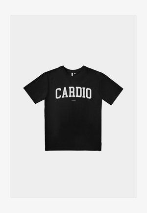 Černé bavlněné tričko s výrazným nápisem "CARDIO" v bílých velkých písmenech. Krátké rukávy, kulatý výstřih, volný střih, minimalistický design.