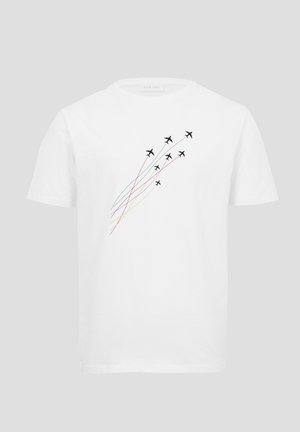 Baltas marškinėlis su septyniomis juodomis lėktuvo siluetais, kylantys, kiekvienas paliekantis už savęs skirtingos spalvos kreivą liniją.