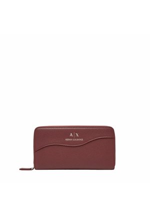 Monedero texturizado burdeos con logo embossado, cierre de cremallera y acento ondulado. Forma rectangular con un acabado suave y material durable.