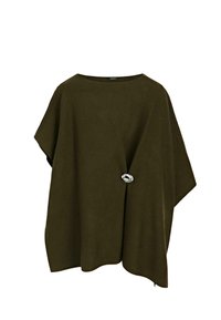 Poncho verde oliva scuro con ampio scollo a barca e fibbia decorativa argentata sul davanti.