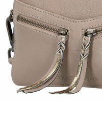Borsa a tracolla in pelle beige con doppie tasche con zip, caratterizzata da manici intrecciati con accenti metallici e una finitura testurizzata.