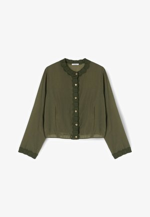 Olivengrøn langærmet bluse med tekstureret stof, bølget kant langs kraven, knapstolpe og manchetter, med guldknapper foran.