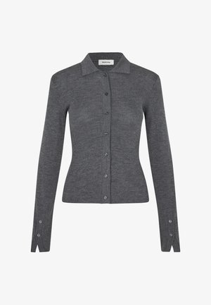 Cardigan en tricot gris avec un col, des manches longues et des boutons. Présente une coupe ajustée et une texture côtelée.