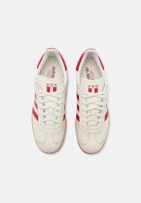 adidas Originals GAZELLE UNISEX - Trainers - off white/team power red 2
