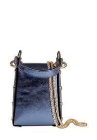 Vierkante handtas van marineblauw leer met een glanzende afwerking, een gouden kettinkje als riem en decoratieve gouden studs aan de zijkant.