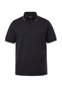 Černé polo tričko s opakujícím se geometrickým vzorem, krátké rukávy a límec na dvě knoflíky. Vybaveno bílým lemováním na límci a rukávech.