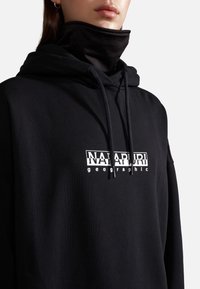 Sudadera negra con cuello alto, que presenta un logo blanco de "Napauri geographic". Tela suave y corte holgado con cordones.