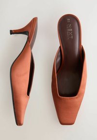 Braune Satin-Pantoletten mit quadratischem Zehendesign. Sie verfügen über eine elegante Silhouette und einen schlanken Absatz. Das Innere hat ein glattes Lederfutter.