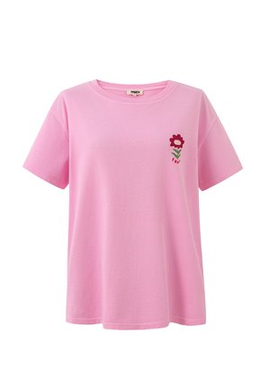 Roze T-shirt met korte mouwen, ronde hals, kleine geborduurde rode bloem met groene steel en tekst op de linkerborst.