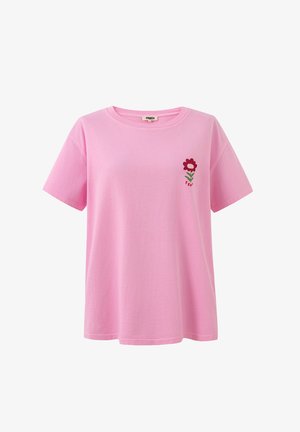 Roze T-shirt met korte mouwen, ronde hals, kleine geborduurde rode bloem met groene steel en tekst op de linkerborst.