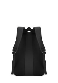 Sac à dos noir avec des bretelles rembourrées, un panneau arrière en maille et des boucles réglables. Design simple, sans motifs ni accents supplémentaires.