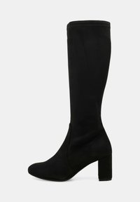 Stivali neri in suede al ginocchio con punta affusolata, texture liscia e tacco a blocco spesso, caratterizzati da un design senza cuciture e senza hardware visibile.