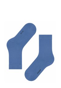 Calzini di cotone blu con una texture compatta, lunghezza alla caviglia, con polsini a coste, e nome del marchio stampato in nero 'FALKE' sul lato.