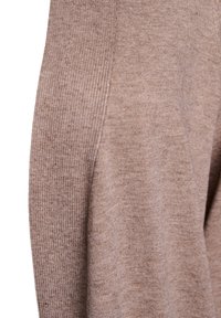 Suéter de punto marrón claro con textura acanalada. Presenta mangas largas y un corte relajado, mostrando un material suave sin cierres visibles.