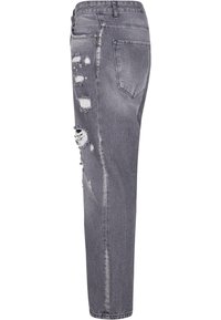 Jeans de mezclilla gris con un ajuste relajado, que presentan áreas desgastadas y bordes deshilachados. Incluye bolsillos traseros tradicionales y detalles de costura sutiles.