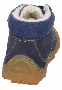Dunkelblaue Wildlederstiefel mit einem wollgefütterten Schaft und Gummisohle. Mit weißen Nähten und einem PEPIno-Logo an der Ferse. Strukturiertes Obermaterial.