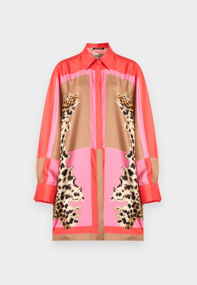 Πουκάμισο με μακριά μανίκια και κουμπιά, με πάνελ σε κοραλλί, ροζ και καφέ αποχρώσεις, με καθρεφτιστά μοτίβα λεοπάρδαλης στο μπροστινό μέρος.