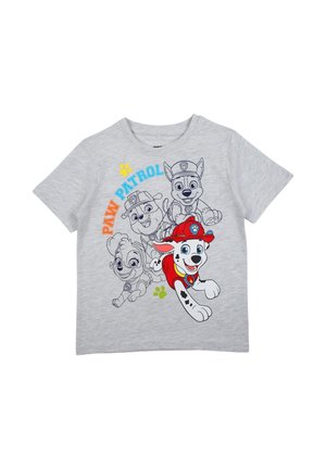 Chemise à manches courtes gris clair avec des chiots colorés de Paw Patrol, dont un avec un casque de pompier rouge, et le texte "PAW PATROL" en bleu et orange.