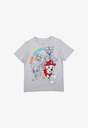 Chemise à manches courtes gris clair avec des chiots colorés de Paw Patrol, dont un avec un casque de pompier rouge, et le texte "PAW PATROL" en bleu et orange.