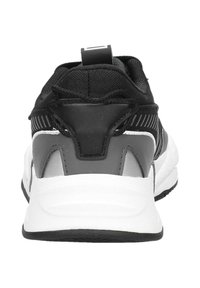 Baskets noires de sport avec une tige texturée, des accents synthétiques et une semelle intermédiaire blanche. Comprend une sangle de traction et des rayures réfléchissantes au niveau du talon.