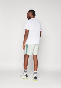 adidas Sportswear AEROREADY ESSENTIALS CHELSEA 3-STRIPES - Sportske kratke hlače - linen green