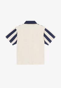 Κοντομάνικο κρεμ πουκάμισο με σκούρο μπλε γιακά και φαρδιές μπλε ρίγες στα μανίκια, απεικονιζόμενο από πίσω σε λευκό φόντο.