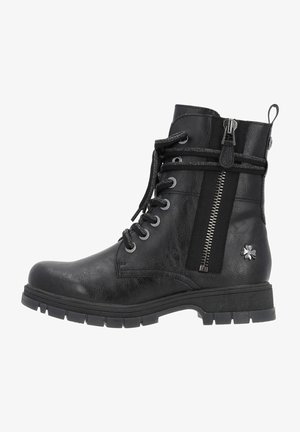 Bottes courtes en cuir noir avec lacets, fermeture éclair latérale et finition texturée. Elles présentent une semelle en caoutchouc et des accessoires argentés.