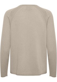 Pull en maille beige à manches longues avec manches raglan et col rond, vu de dos.