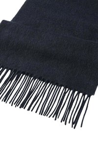 Bufanda de lana de un oscuro azul marino con una textura suave y bordes con flecos, midiendo aproximadamente 70 pulgadas de largo con flecos uniformes.