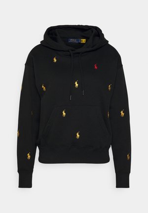Sudadera con capucha negra con logotipos bordados de Pony Polo Ralph Lauren en amarillo y uno en rojo, distribuidos por el frente, las mangas y el bolsillo del pecho, con cordones ajustables.