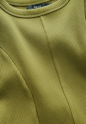 Top in tessuto a costine verde oliva con scollatura tonda, caratterizzato da una superficie testurizzata e dettagli di cucitura visibili. L'etichetta riporta "NEXT."