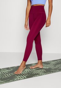 Nike Performance Trikoot - red