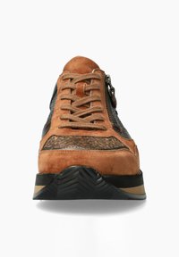 Baskets en suède et cuir marron avec un laçage à l'avant, accent texturé, fermeture éclair sur le côté et semelle en caoutchouc noir avec un motif en zigzag.