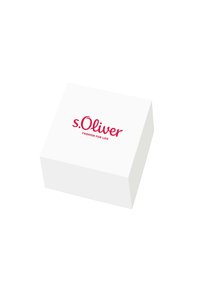 Scatola rettangolare bianca con finitura lucida, caratterizzata dal logo rosso s.Oliver e dal testo "FASHION FOR LIFE" sulla parte superiore.