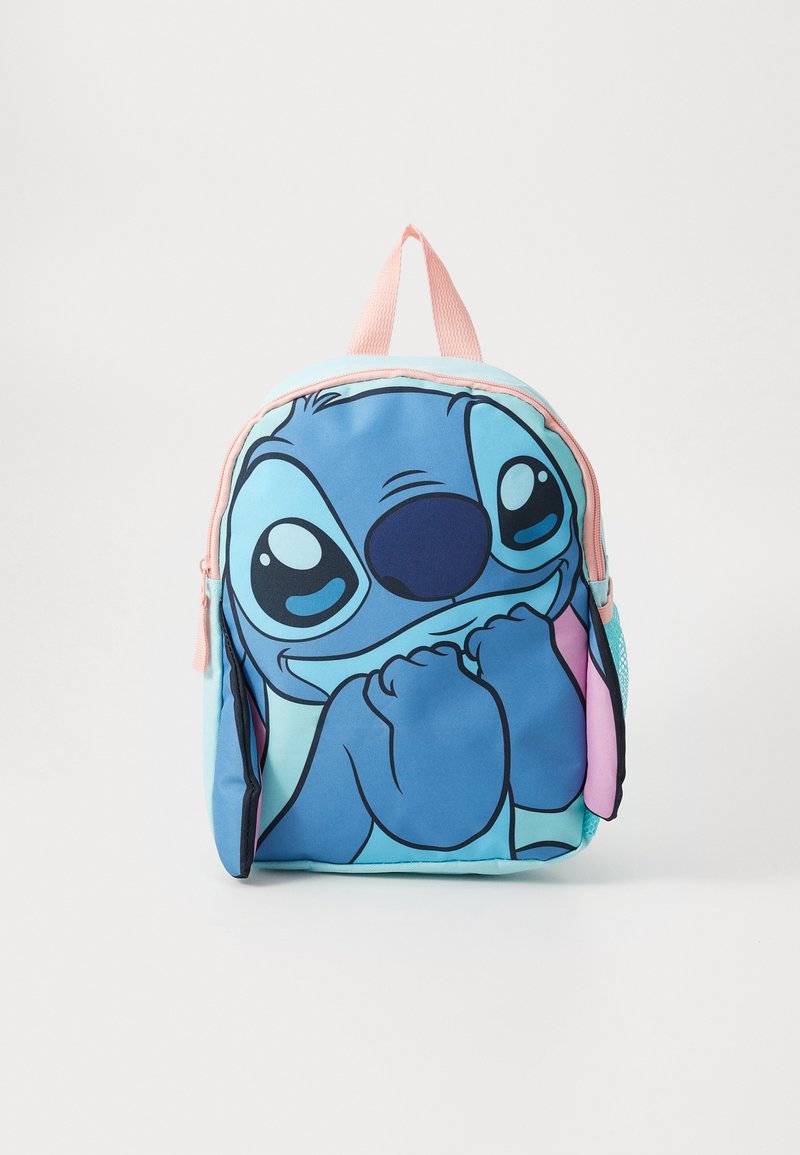 Mochila infantil azul e rosa com um grande personagem de extraterrestre sorridente em cartoon, com olhos grandes e mãos juntas, na parte da frente.