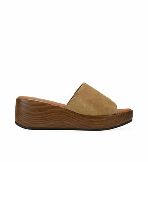 Sandalia de cuña con plataforma alta de textura de madera marrón y tira ancha de ante tostado sobre el pie.