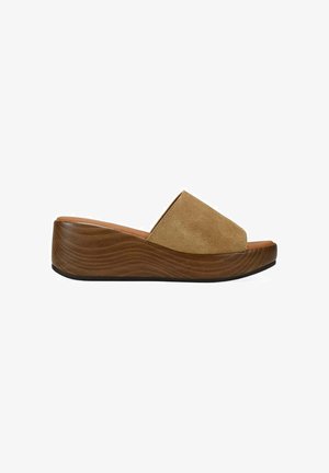 Sandalia de cuña con plataforma alta de textura de madera marrón y tira ancha de ante tostado sobre el pie.