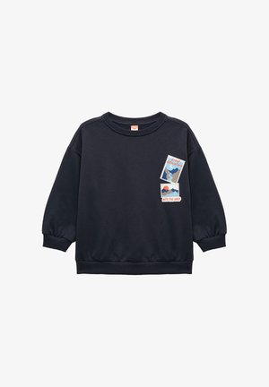 Donkerblauwe sweatshirt van katoen met ribbels aan de mouwen en zoom. Beschikt over twee grafische patches die lijken op postzegels met tekst.