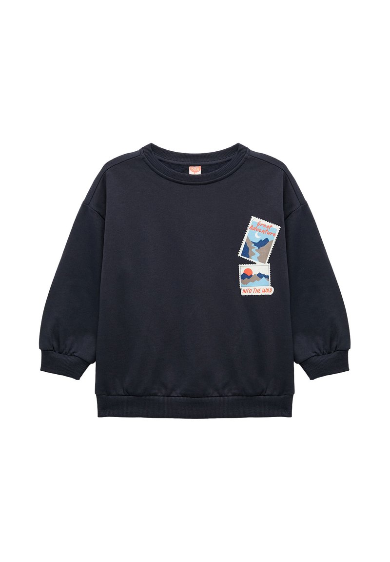 Sudadera azul marino hecha de algodón con puños y dobladillo acanalados. Presenta dos parches gráficos que imitan sellos postales con texto.