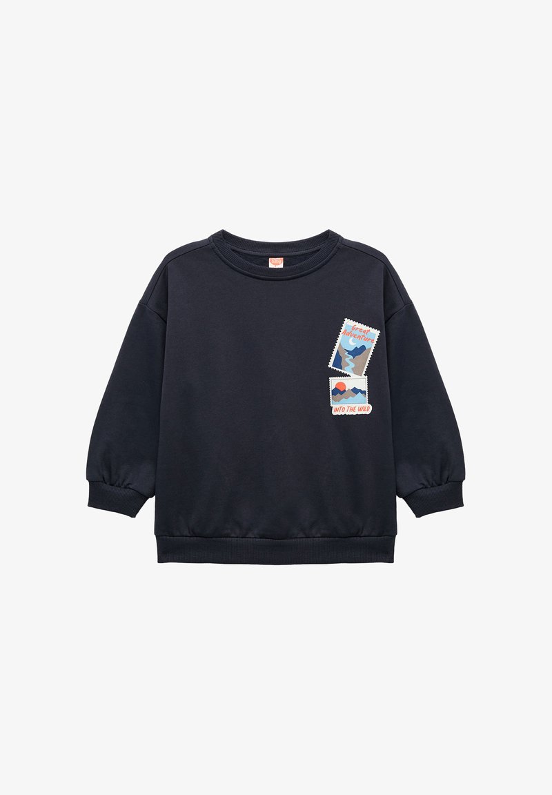 Sudadera azul marino hecha de algodón con puños y dobladillo acanalados. Presenta dos parches gráficos que imitan sellos postales con texto.