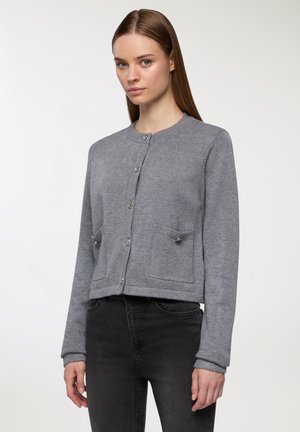 Cardigan grigio a maglia con scollo rotondo, maniche lunghe e chiusura con bottoni. Presenta due tasche frontali e bottoni decorativi.