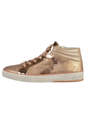 Boty typu high-top s kovově bronzovým svrškem, popraskanými akcenty a texturovaným povrchem. Šněrování ve sladěné barvě, s gumovou podrážkou.