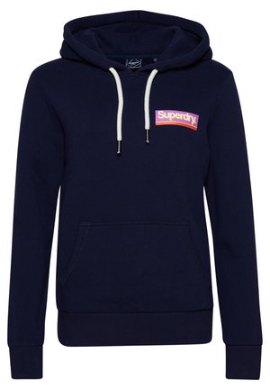 Granatowa bluza z kapturem z białymi troczkami, przednią kieszenią kangurką i małym kolorowym logo "Superdry" na lewej piersi.