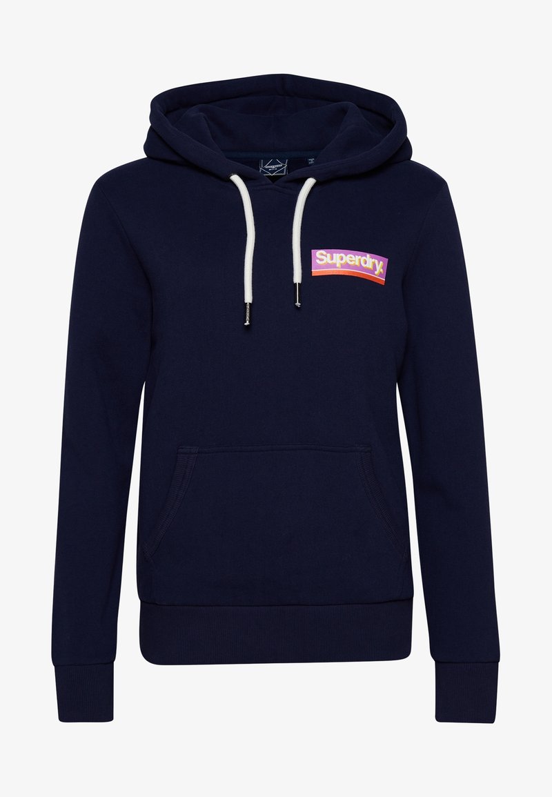 Sweat à capuche bleu marine avec cordons blancs, poche kangourou à l'avant et petit logo coloré "Superdry" sur la poitrine gauche.