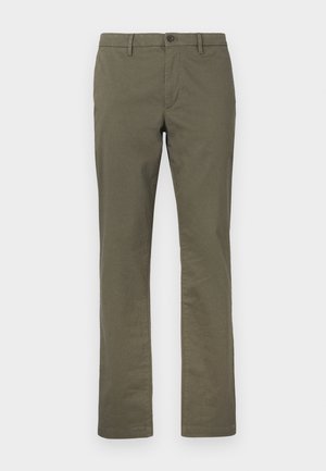 Pantaloni in cotone verde oliva con taglio dritto, dotati di chiusura frontale con bottone e due tasche laterali. Texture liscia e design minimalista.