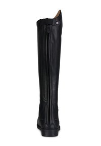 Bota alta de cuero negra hasta la rodilla con cremallera lateral y punta redonda. Textura lisa con mínimas decoraciones y suela resistente.