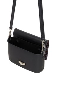 Svart läder crossbody-väska med en blank silverlåsning, platt design och färgglad texturerad klaff. Inuti finns inga synliga fack.