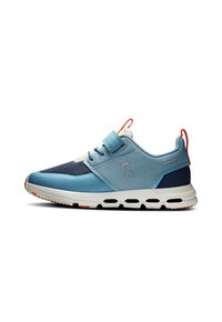 Baskets de sport bleues avec une tige en maille, dotées d'une accentuation bleu foncé, d'une bandoulière Velcro et d'un entretoit blanc avec des trous de ventilation.