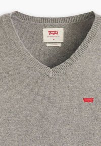 Szary sweter z dekoltem w serek, wykonany z miękkiego materiału, z prążkowanym kołnierzem i małym czerwonym logo Levi's na lewej piersi. Rozmiar średni.